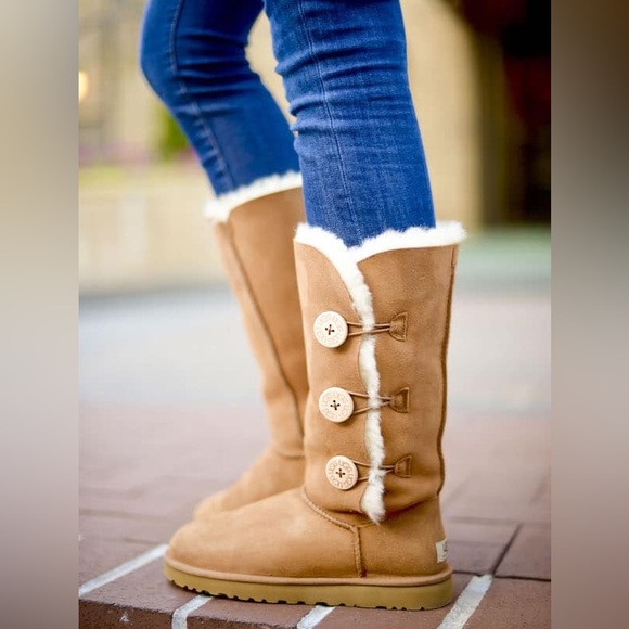 New!🍁UGG® Bailey Button Triplet Il' Boot Chestnut Suede, Size 8 - Picture 3 of 16